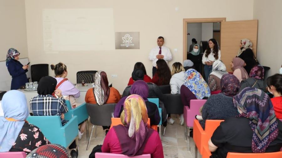 Başkan Koyuncu Aziziye Kadın Kültür Evi seminerine katıldı