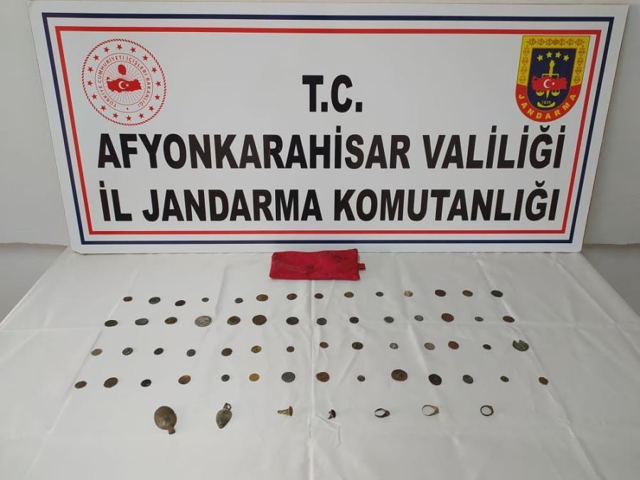 Tarihi eser kaçakçısı 2 şahıs Bolvadin’de yakalandı 