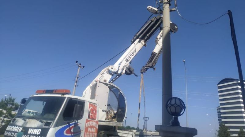 İş Makinesi Elektrik Direğine Takıldı, 350 Dairenin Eşyaları Hasar Gördü