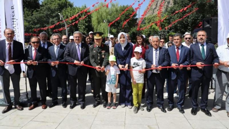 Kahramanlık destanı kareleri Zafer Meydanı