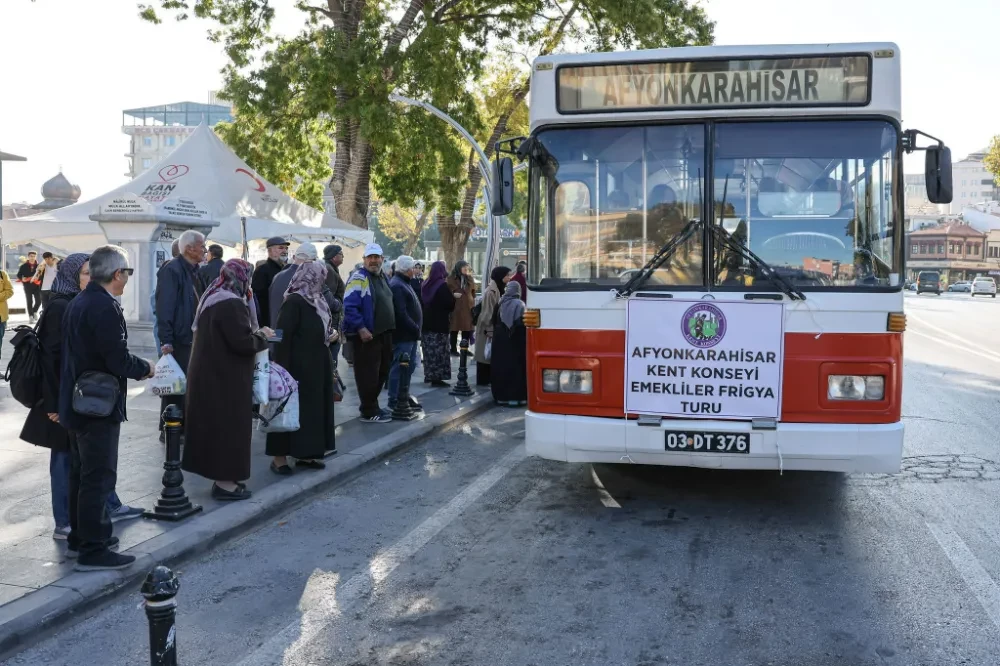  Frig Vadisi Cumhuriyet Turu Başladı: Emekliler Tarihi Güzellikleri Keşfediyor