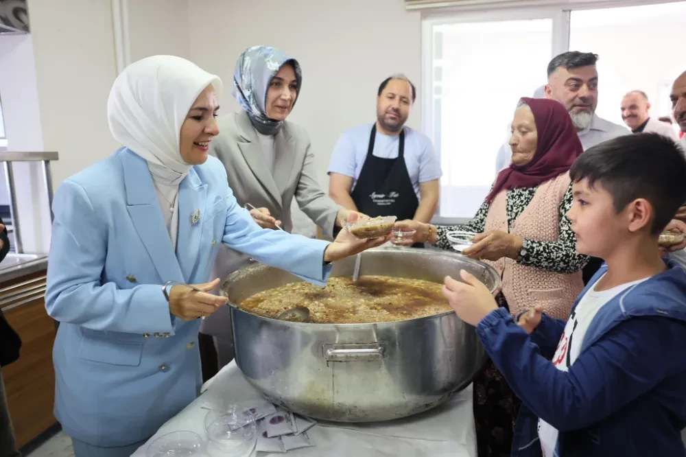 Bakan Göktaş Alevi vatandaşlarla bir araya geldi, aşure dağıttı